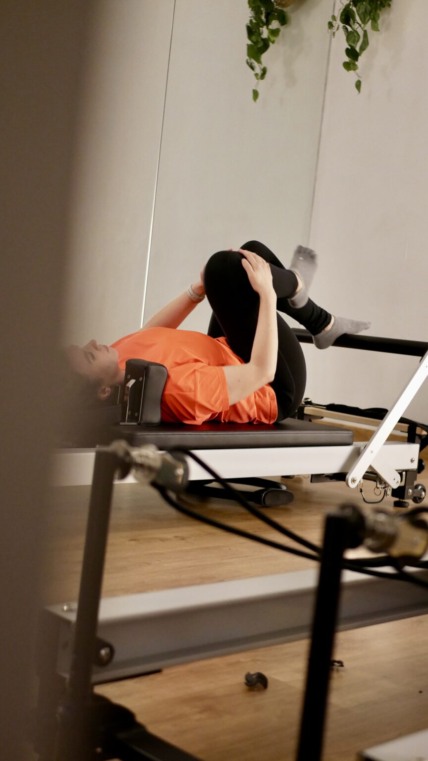 Alumna realizando un ejercicio avanzado en el Reformer.